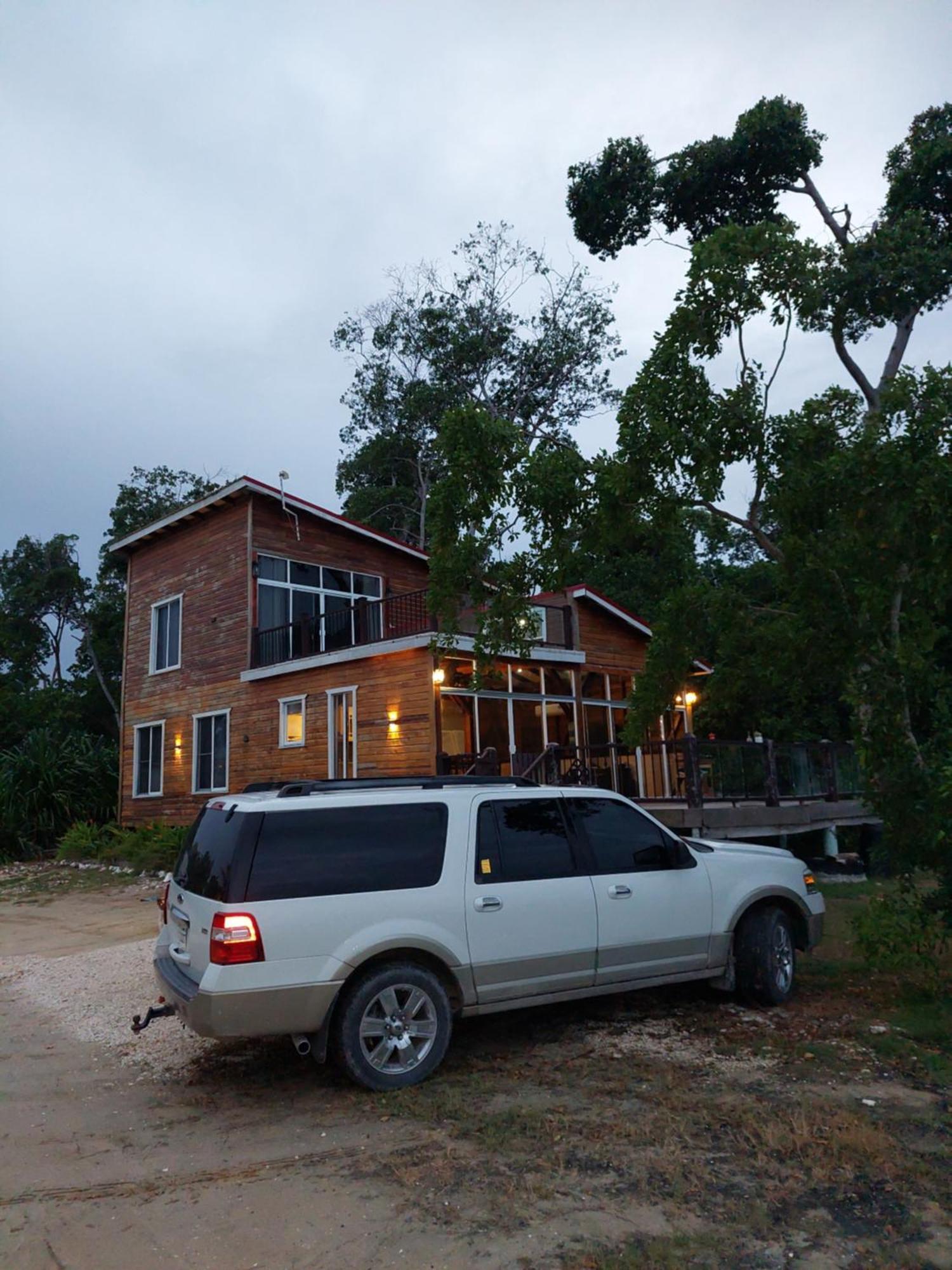 Seaside Chateau Resort Belize City Extérieur photo